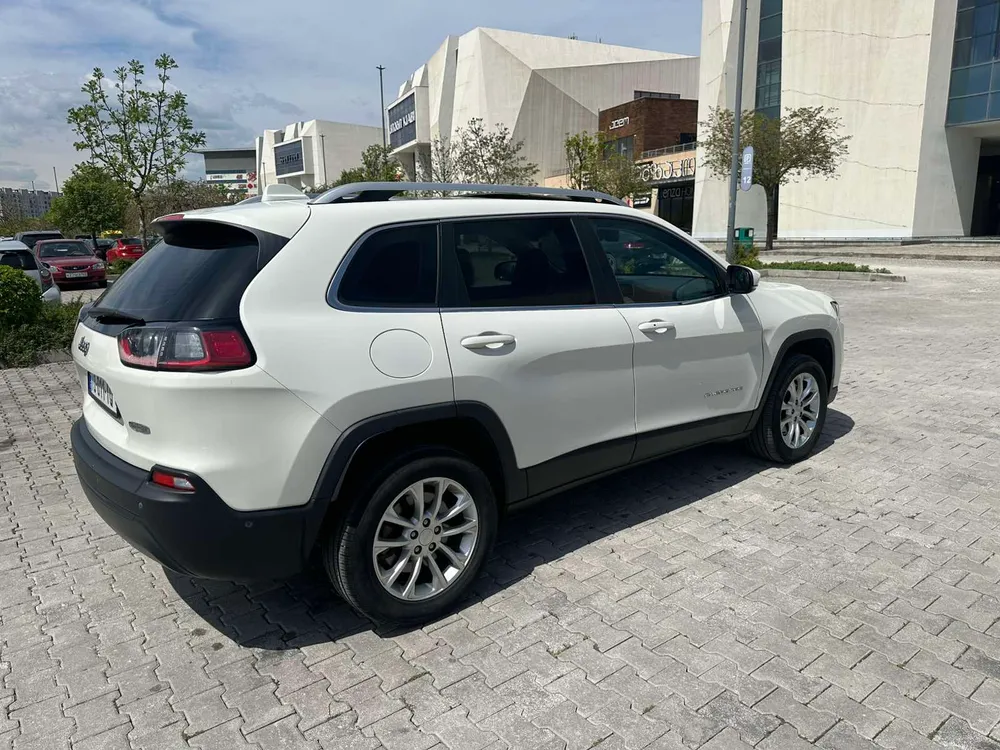 Jeep Cherokee photo 2