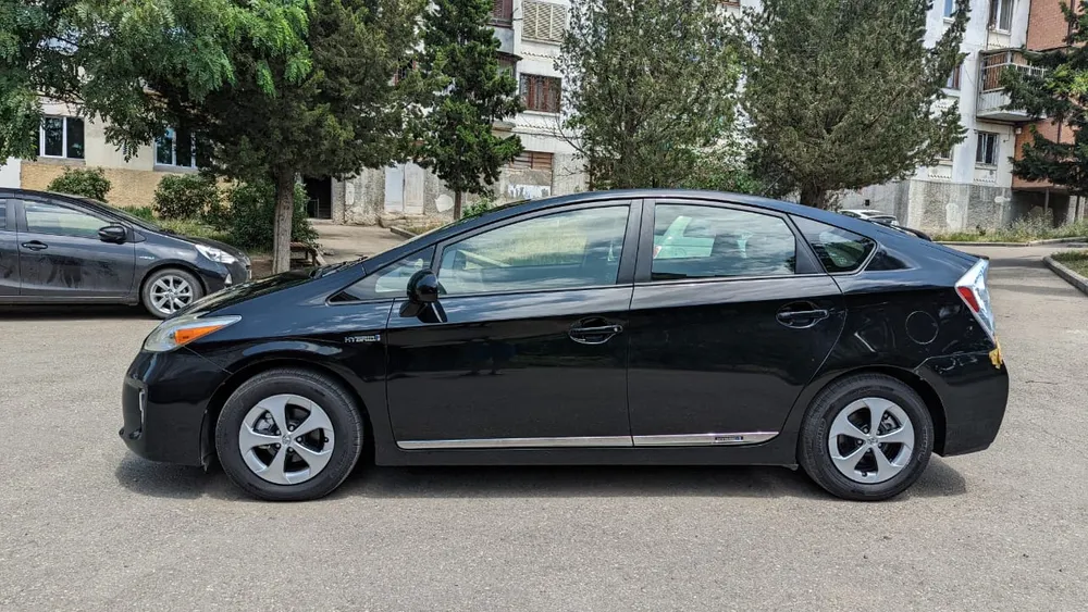 Toyota Prius photo 3