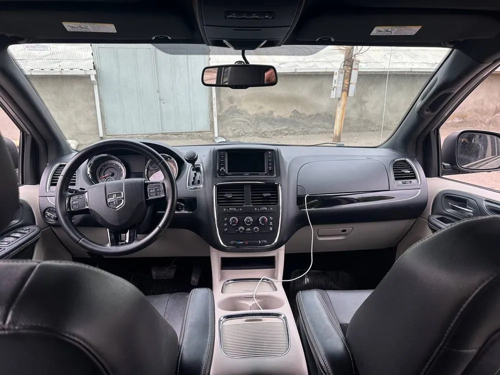 Dodge Grand Caravan photo 2