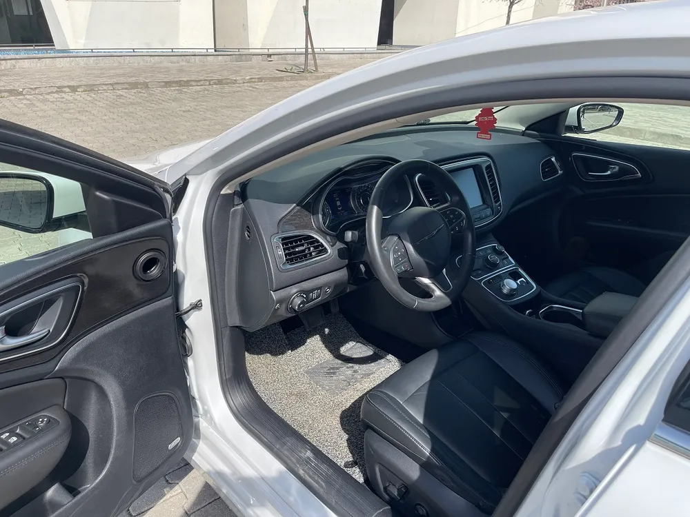 Chrysler 200 photo 7