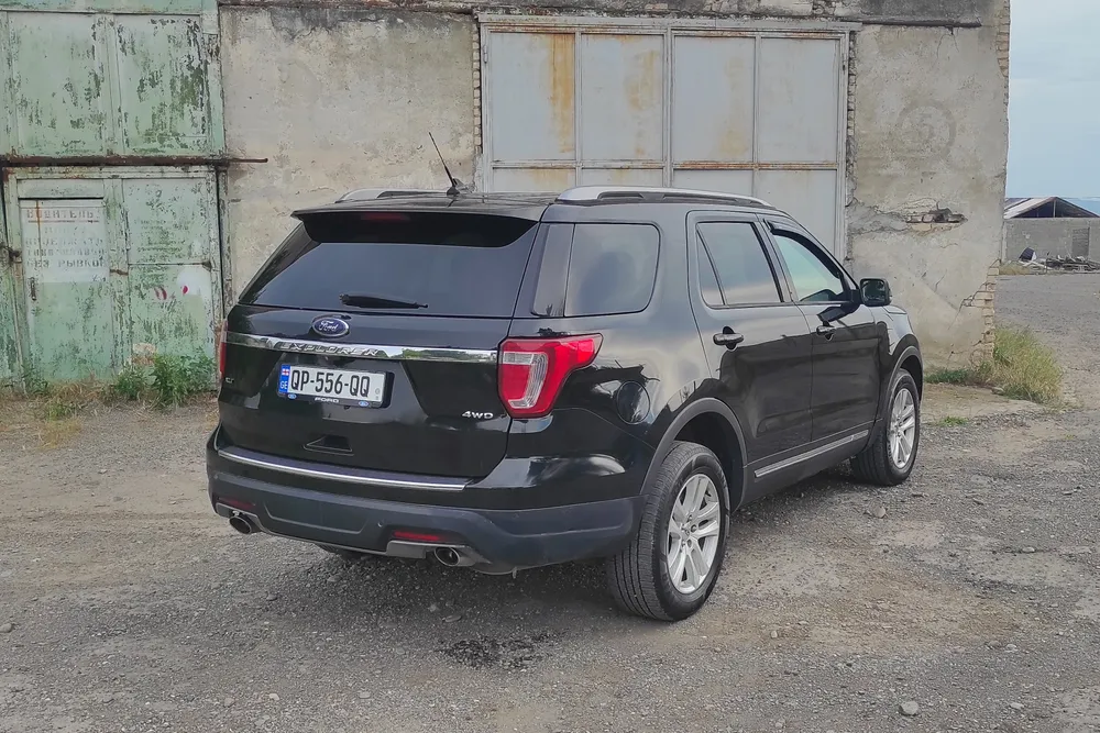 Ford Explorer photo 2