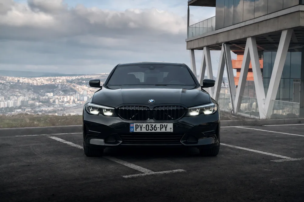 BMW 330i photo 2