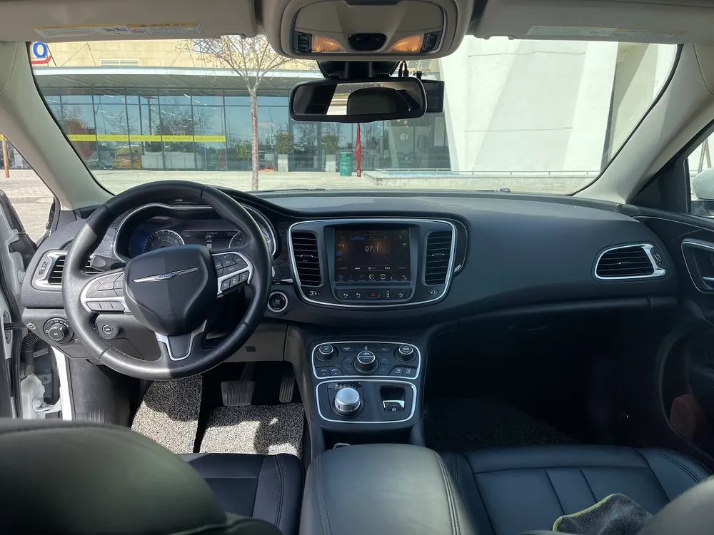 Chrysler 200 photo 8