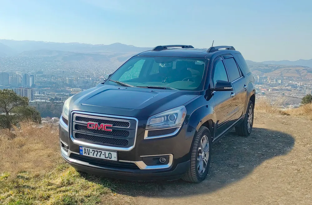 GMC Acadia photo 2