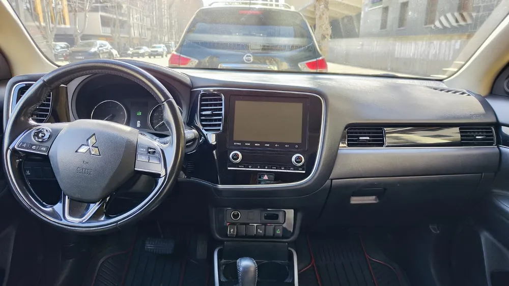 Mitsubishi Outlander  photo 2