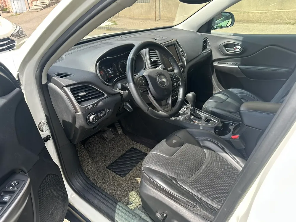 Jeep Cherokee photo 5