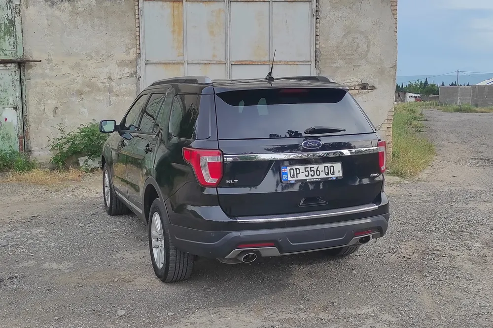 Ford Explorer photo 9