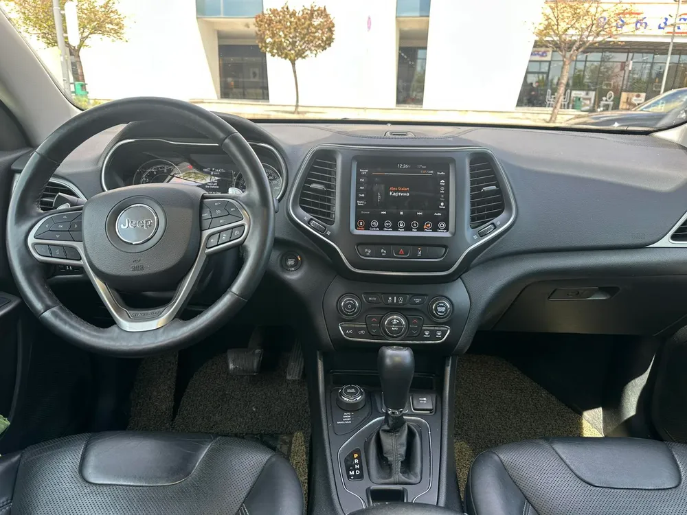 Jeep Cherokee photo 3
