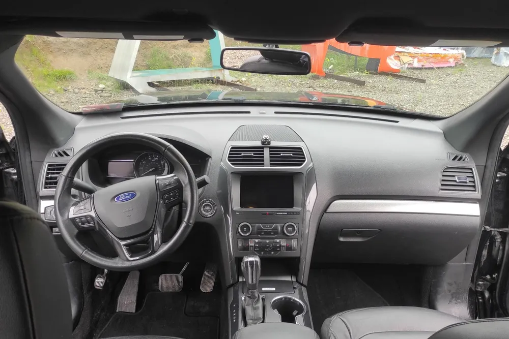 Ford Explorer photo 4