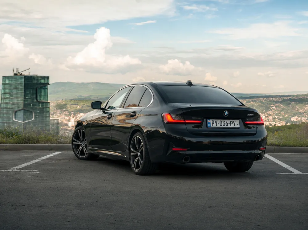 BMW 330i photo 4