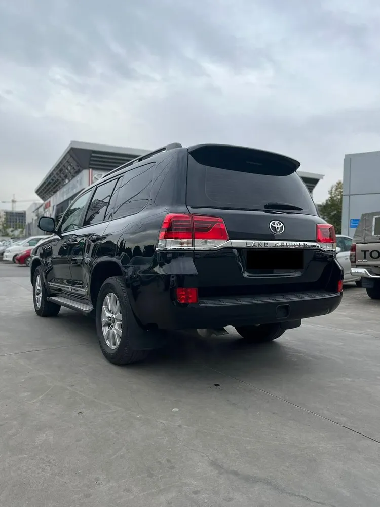 Toyota Land Cruiser 200 photo 2