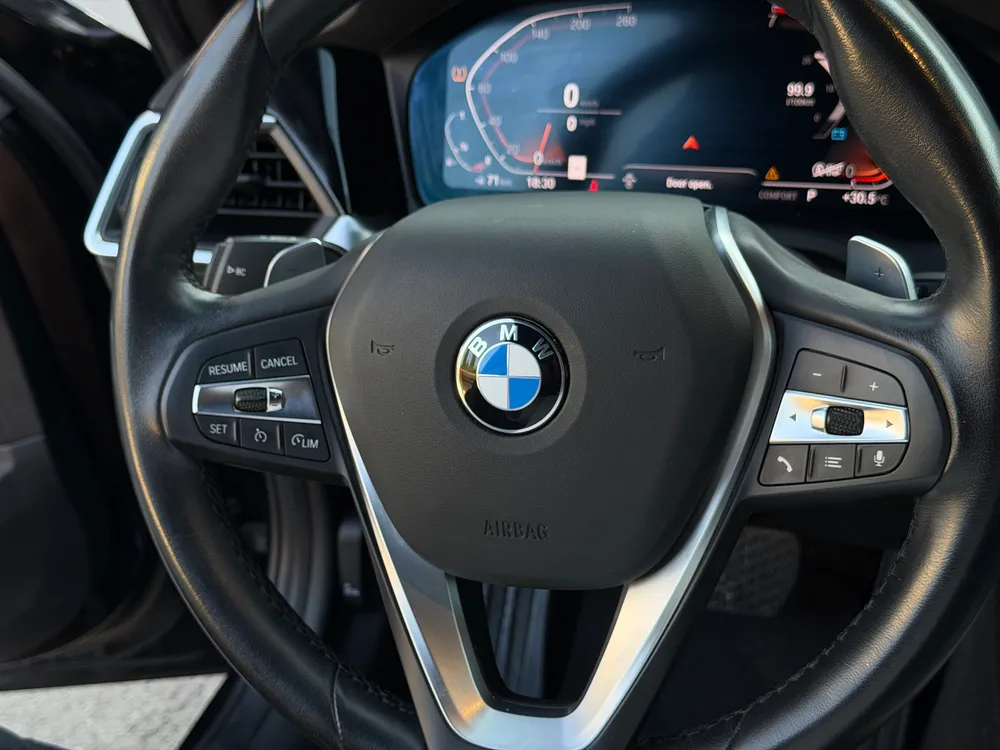 BMW 330i photo 8
