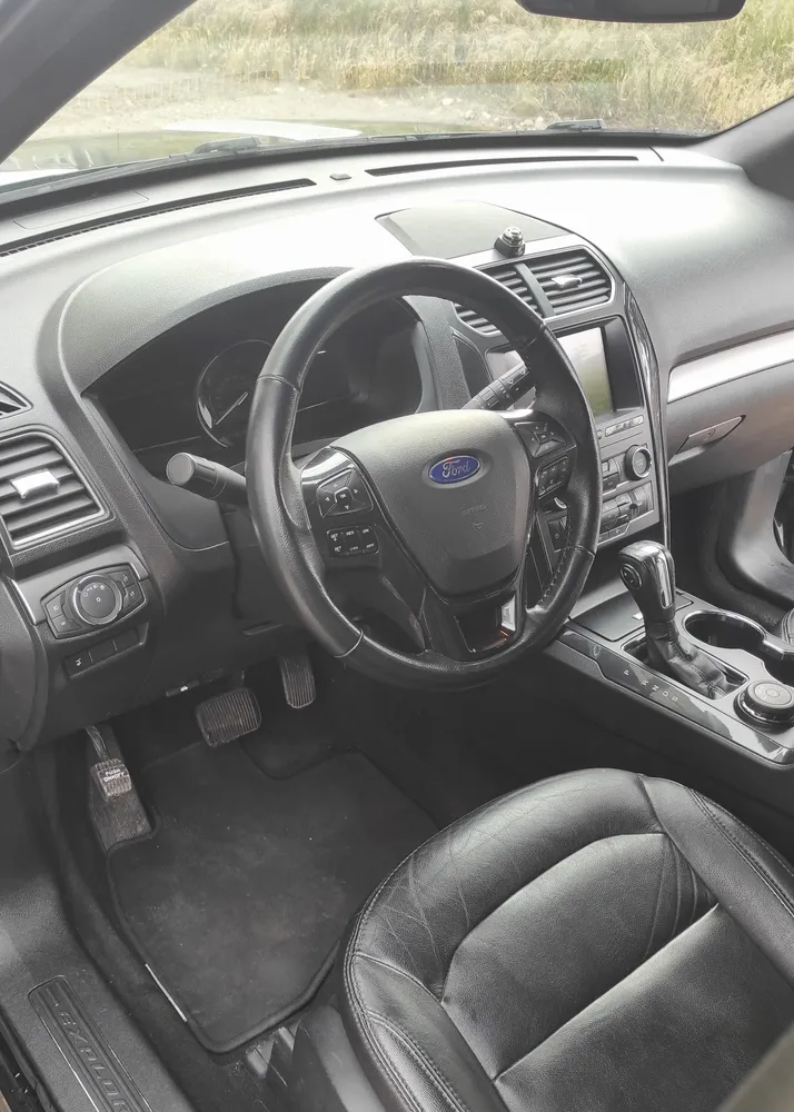 Ford Explorer photo 10