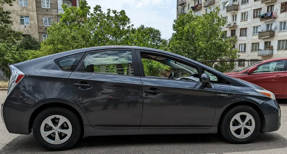 Toyota Prius photo 3