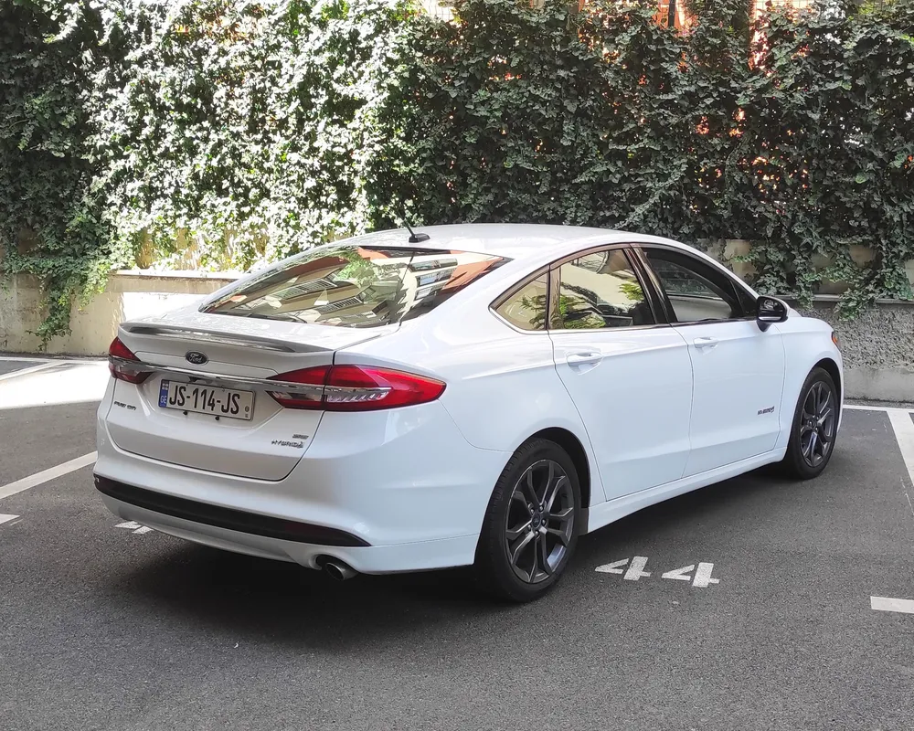 Ford Fusion photo 2