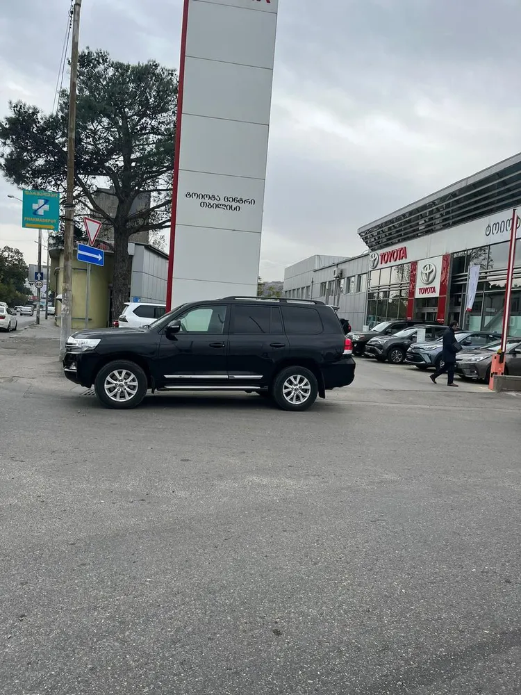 Toyota Land Cruiser 200 photo 4