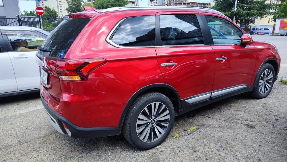 Mitsubishi Outlander  photo 2