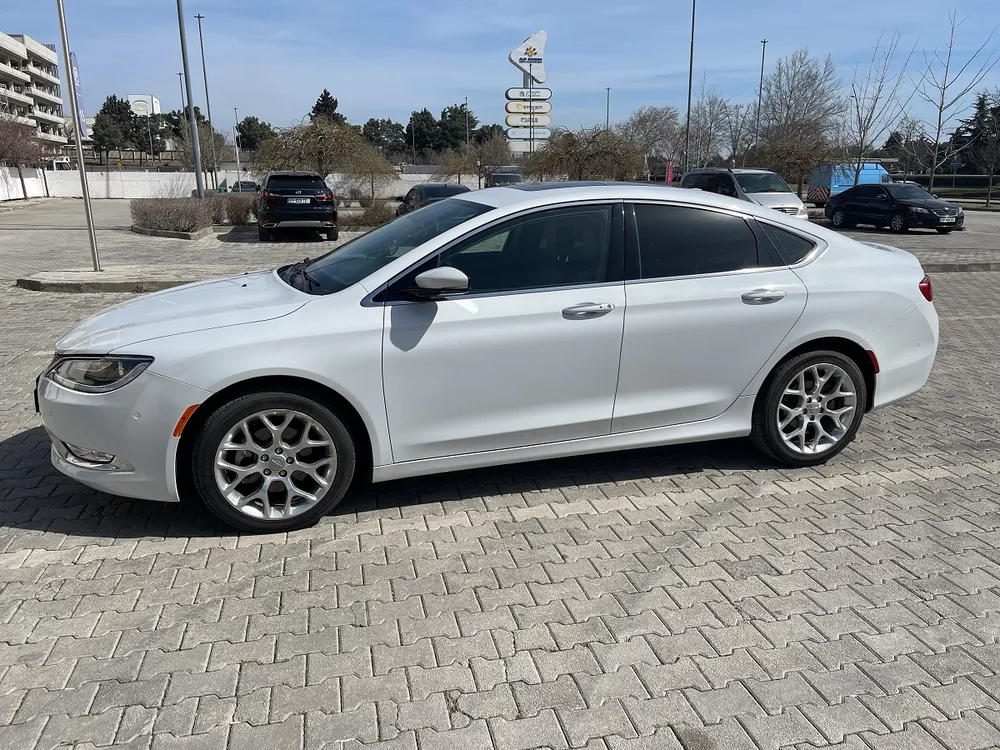 Chrysler 200 photo 2