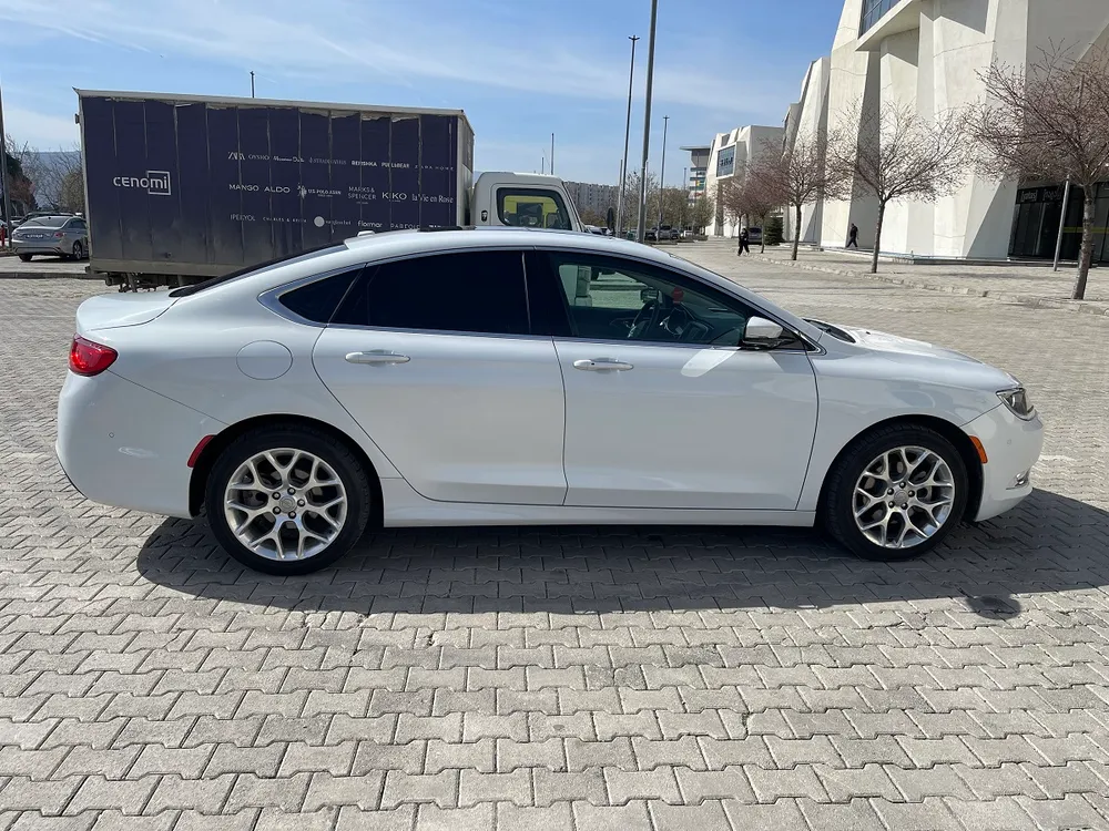 Chrysler 200 photo 3