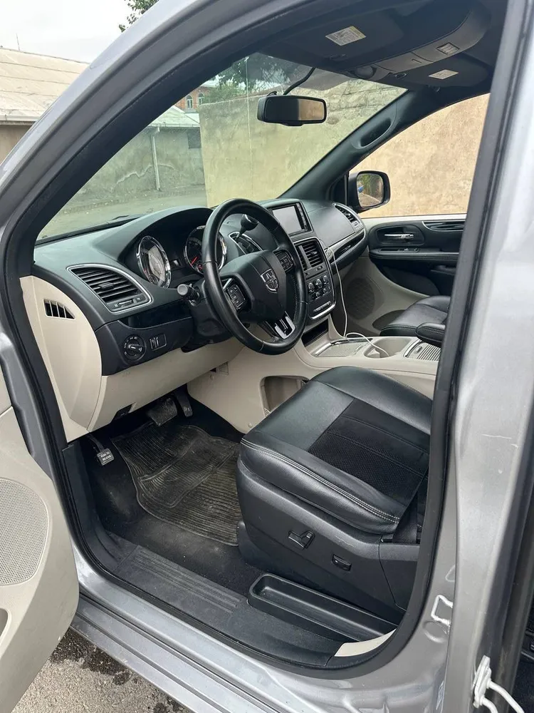 Dodge Grand Caravan photo 9