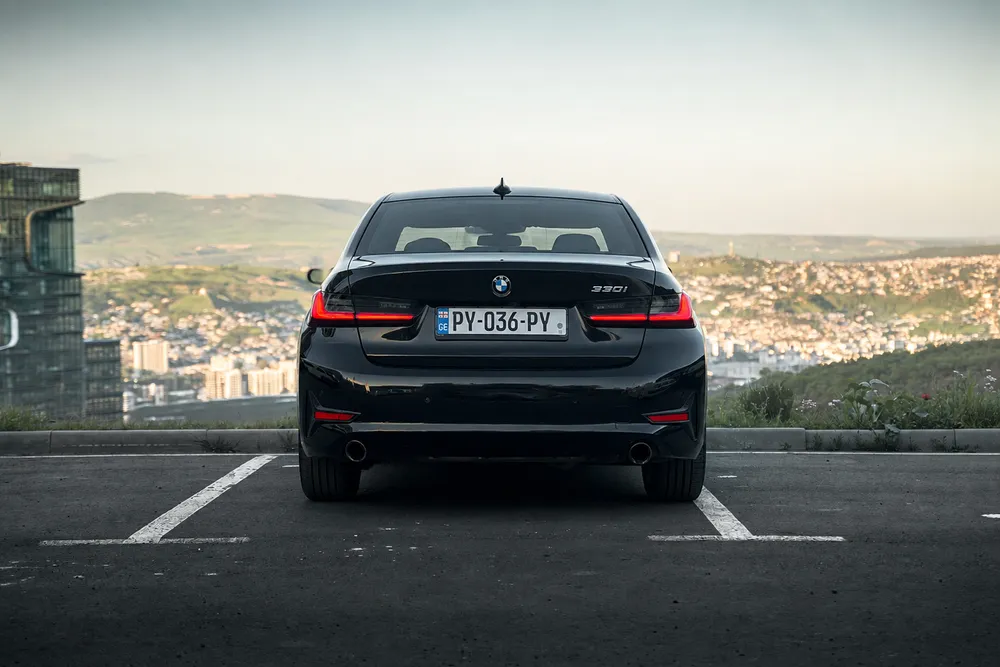 BMW 330i photo 5