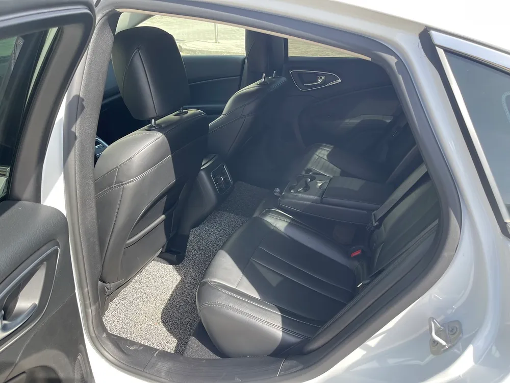 Chrysler 200 photo 6