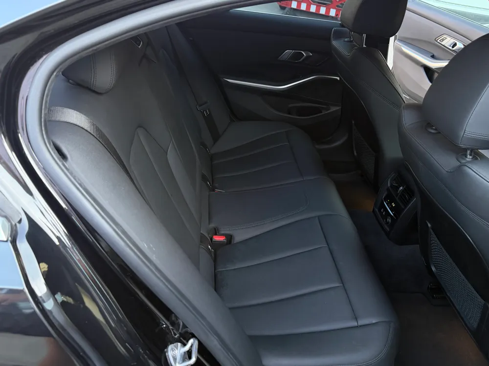 BMW 330i photo 6