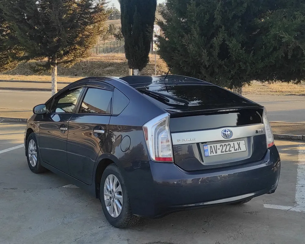 Toyota Prius photo 3