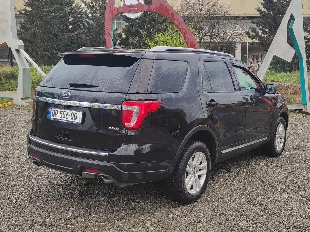 Ford Explorer photo 2