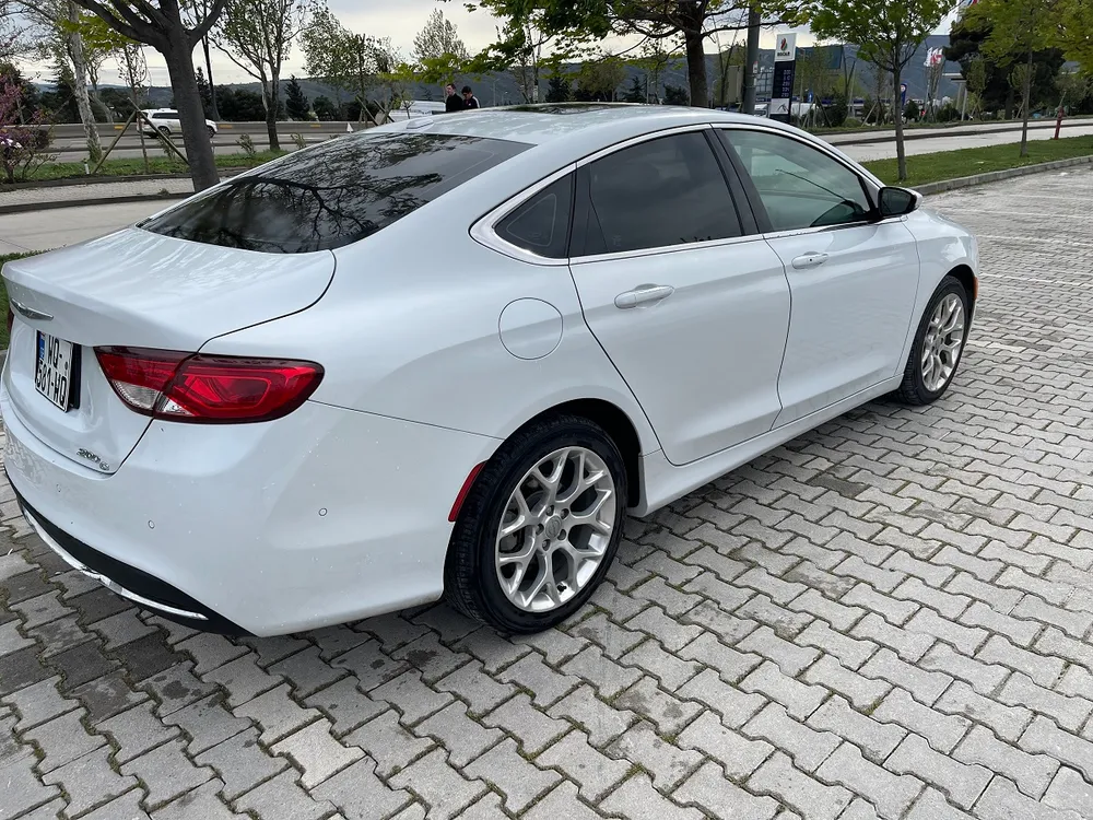 Chrysler 200 photo 2