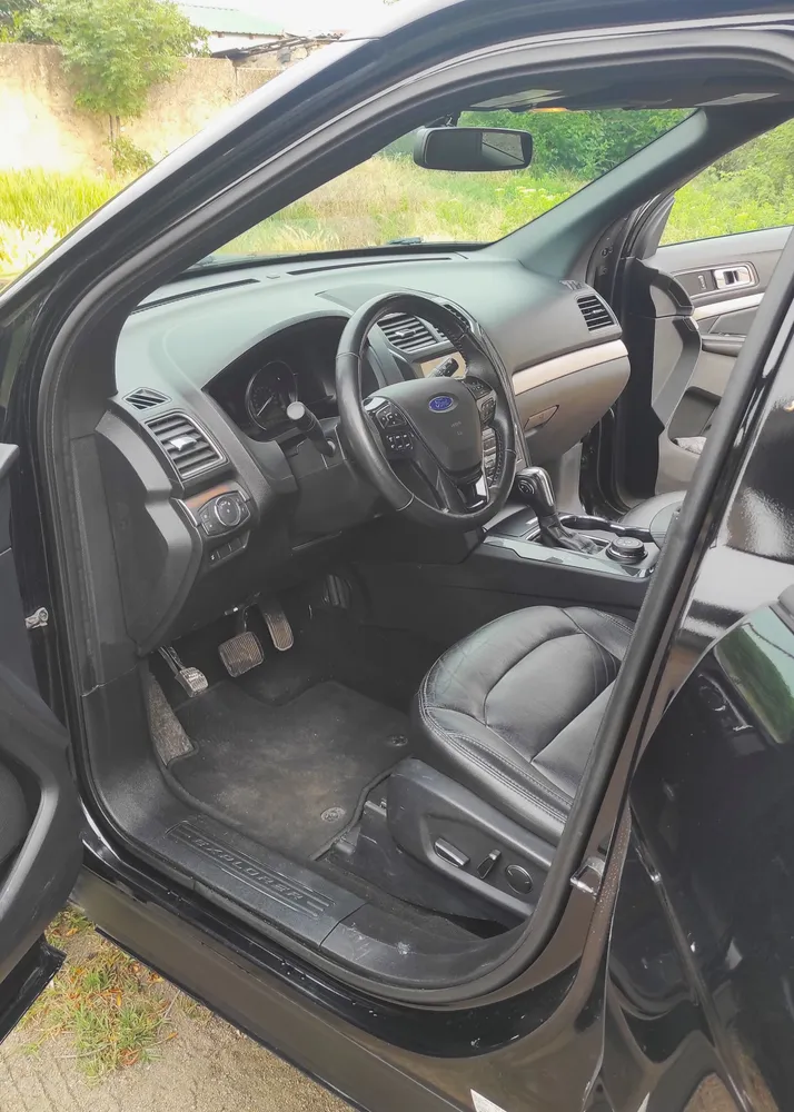 Ford Explorer photo 4
