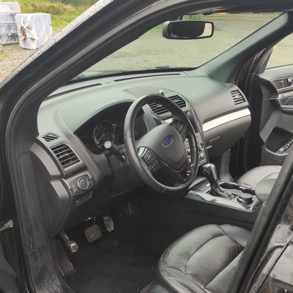 Ford Explorer photo 3